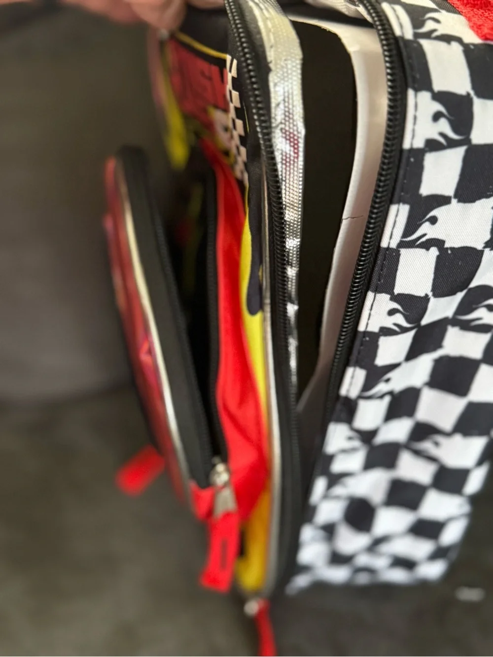 Hot Wheels Finish Line Kids lunch box — Red & Black